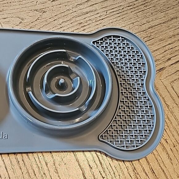 Silicone slow feeder mat and bowl for dogs - Picture 3 of 12